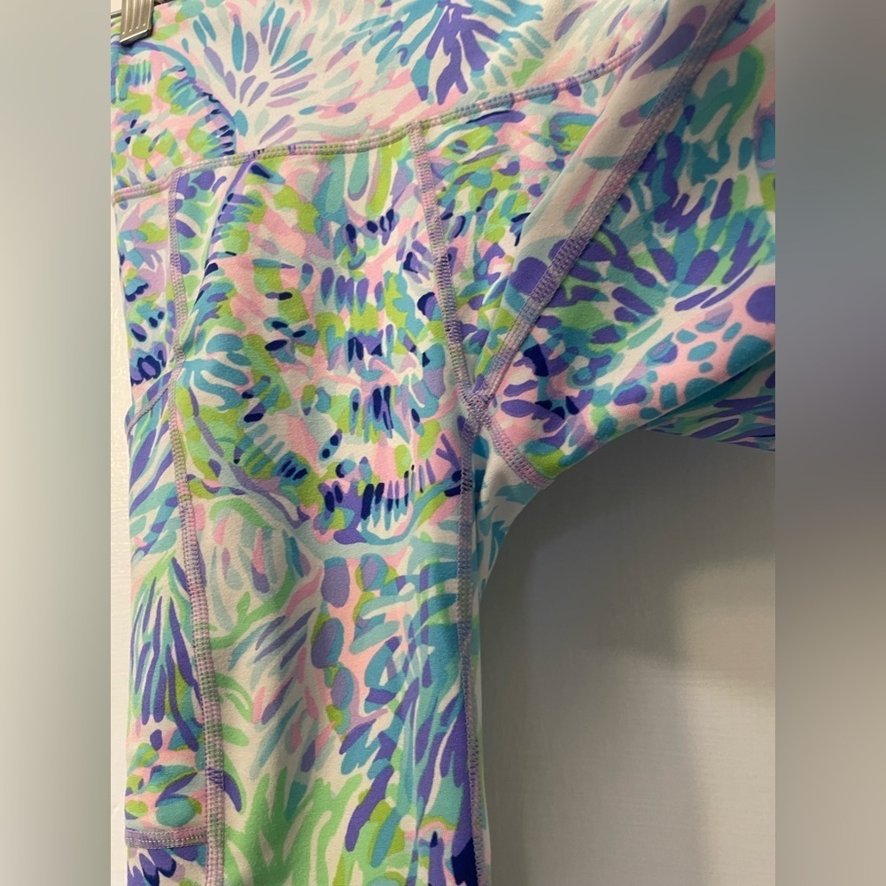 Lilly Pulitzer Luxletic Weekender High Rise Crop Leggings Shell Of A Party XS - Picture 4 of 10